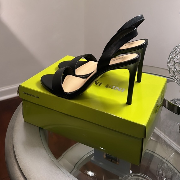 Size 9 Gianni Bini heels - Picture 2 of 4